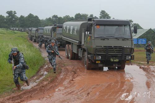 资料图：押运部队紧急出动应对突发情况。