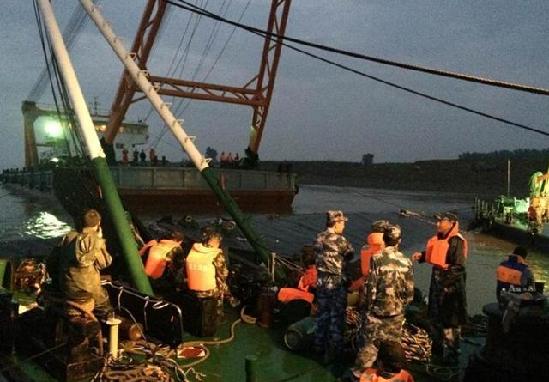 长江游船翻沉事故435人生死不明 4千人现场搜救