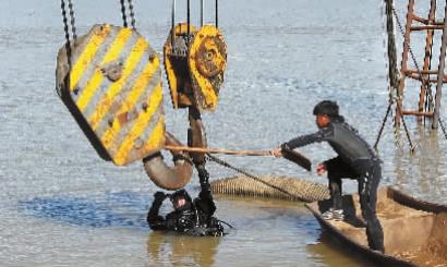 潜水员正在调整水面上的绳索