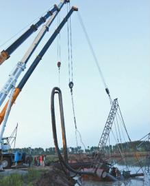 采沙船被吊车拖至岸边，船体终于露出来了本组图片新文化记者史磊摄