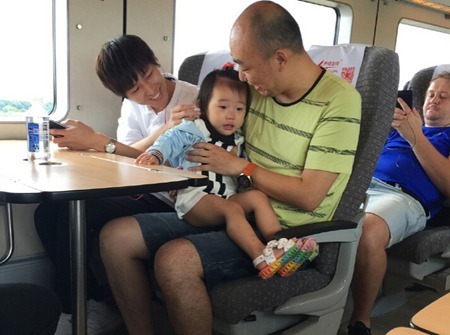 耳机暖男走红网络 神似金大川宋再临合体