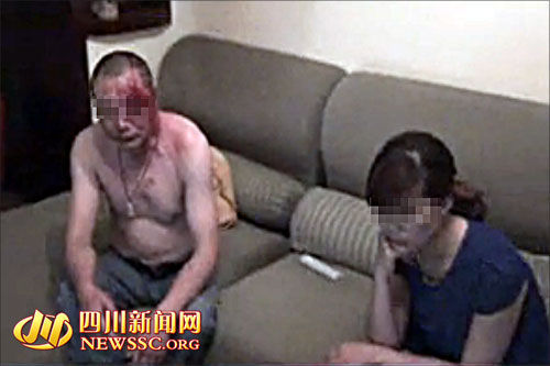 南都讯 记者张书舟 近日，有网友发布了一段视频，称是四川省江安县食品药品监督局副局长余华被抓奸的现场。经证实，视频中男子确为余华，目前余华已被停职，江安县纪委也已立案调查。