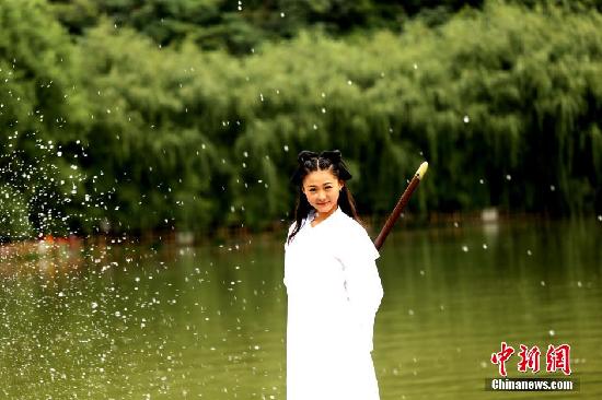 8月20日，中国传统节日七夕节，网友在河南三门峡豫西大峡谷装扮花千骨，超凡脱俗、精美淡雅、轻盈飘逸,仙气十足，粉丝直呼太逼真。她矗立鹊桥之上，天女撒花“银河”洒落花瓣雨祝福同船共渡漂流情侣天长地久。吸引上百漂流船停泊驻足观美人。王中举 摄