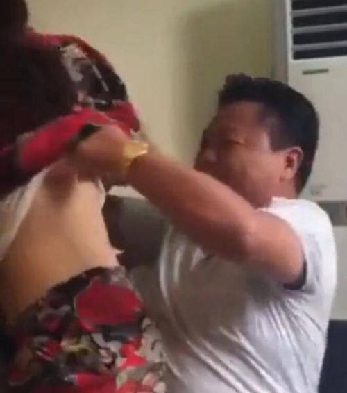 村干部被曝不雅视频当众调情 女子被扒衣摸胸露点还挺高兴