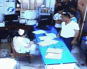 河南周口医生护士被逼抱尸示众 遭辱骂殴打扇耳光