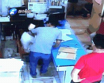 河南周口医生护士被逼抱尸示众 遭辱骂殴打扇耳光