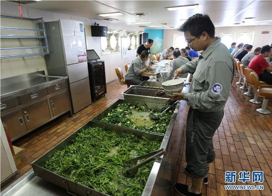 11月8日，科考隊(duì)員在“雪龍”號(hào)的餐廳里就餐。