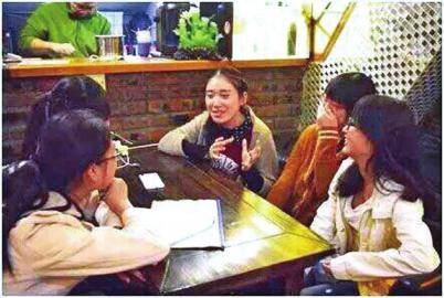 近日四川大学生命科学学院大四一女生宿舍引发了不小的关注,寝室中有6名同学都获得了报送名校研究生的资格,其中谢南南放弃了北京大学,选择了到中科院生化所,;罗忠悦则是选择去东京大学录取,此前也得到了清华大学的录取通知。