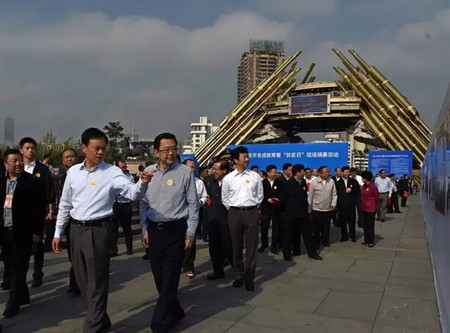 参加扶贫日活动_tn