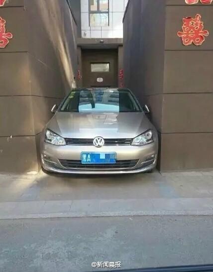 哈爾濱現(xiàn)霸氣停車 車主從天窗爬出從后備箱進(jìn)入