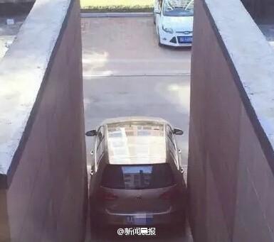 哈爾濱現(xiàn)霸氣停車 車主從天窗爬出從后備箱進(jìn)入