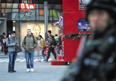 昨日下午，三里屯，过路市民好奇地向“雪豹突击队”张望。