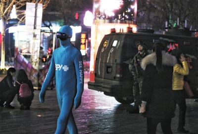 昨晚9时，一名身着产品标志的宣传人员被执勤民警要求离开广场。