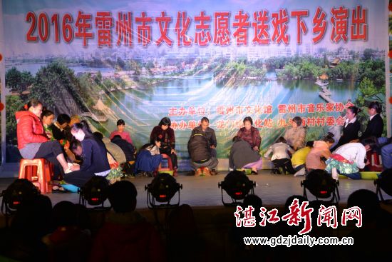 14对子女上台给父母洗脚的真实表演