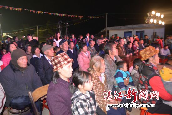2000多名群众在寒风凛冽中观看了晚会演出