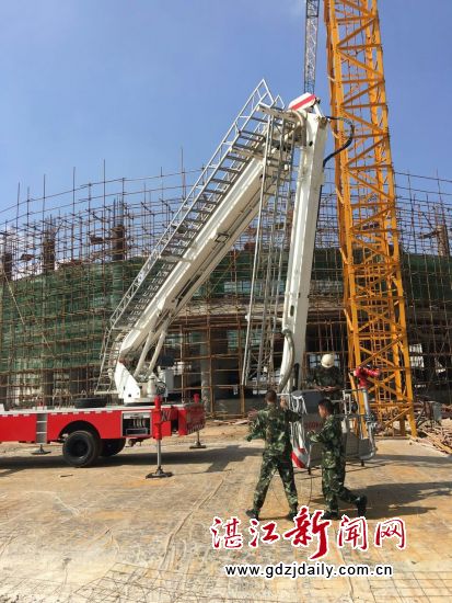 消防队派出云梯参加解救工作