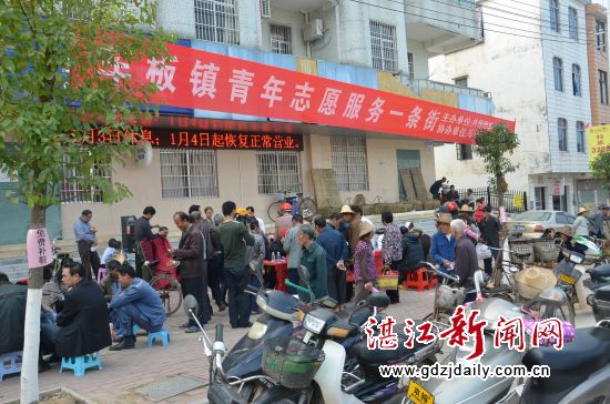 志愿服务一条街活动,为群众提供免费义诊、义补、义剪