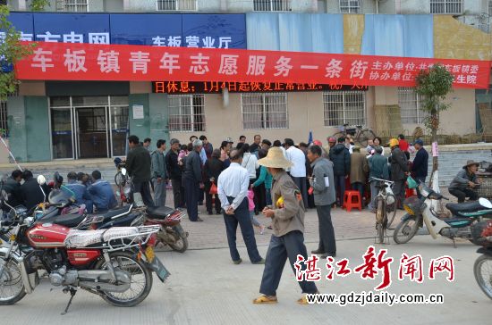 群众踊跃参与,纷纷前来领取资料
