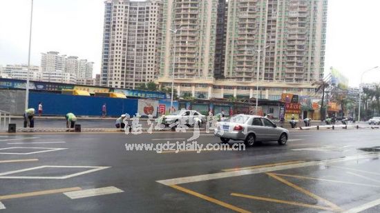 一段接一段扶正被吹倒的栏杆。