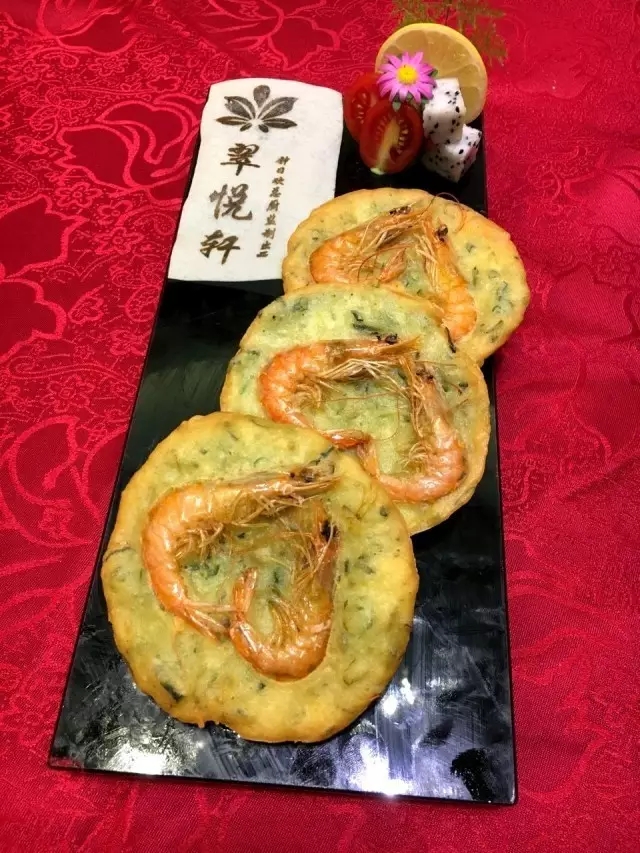 炸虾饼是传统的汉族名点,用特制的模具灌浆烘烤制作,口感香甜松软