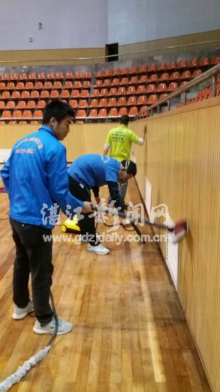 对墙体与地板进行治理。