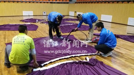 对馆内窗帘进行高温消毒。