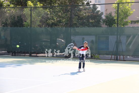 初中组女选手在比赛中