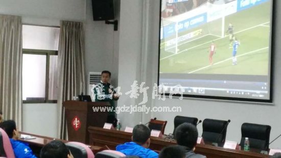 阿拉木斯讲师在为学员讲课。