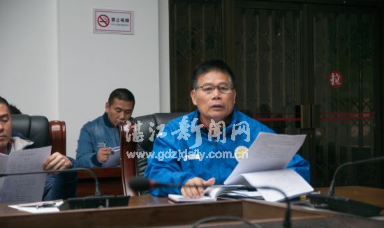 裁判组组长王康武对比赛裁判员提出要求。