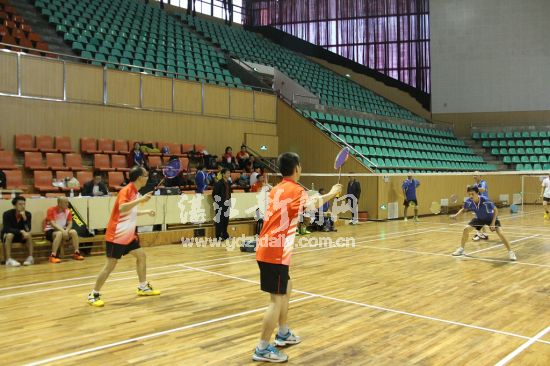 市体育局朱陆局长(中间站立黑衣者)现场观看男双比赛!