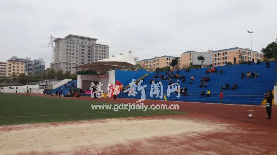 学生们冒着寒冷的为球队加油鼓劲!