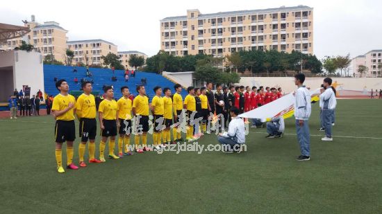 开幕式奏国歌。