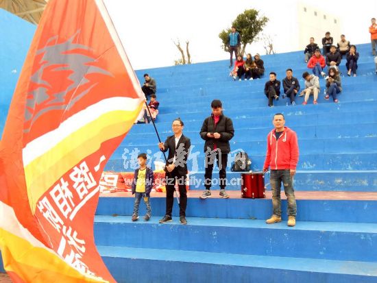 狂热的球迷(吴海明拍摄)