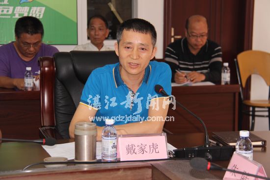 市体育局副局长戴家虎对方案进行解释说明。