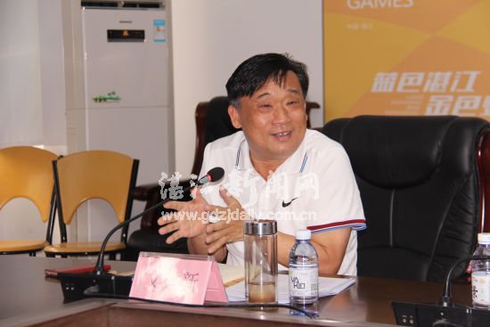 市体育局副局长文进新主持座谈会