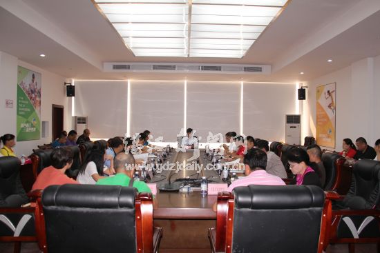 湛江市体育协会“创建国家运动休闲城市”座谈会在市体育局二楼会议厅举行,市体育局局长朱陆、副局长文进新、戴家虎,市体育局相关科室以及全市20多个体育协会负责人参加了座谈会。