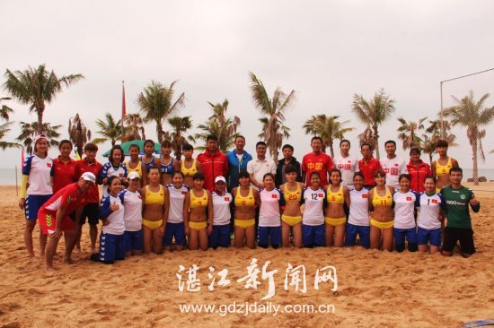 市体育局副局长苏泰然与两国球队及教练员合影留念。