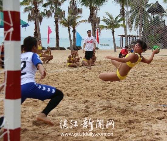 中国队队员漂亮的旋转进攻得分。