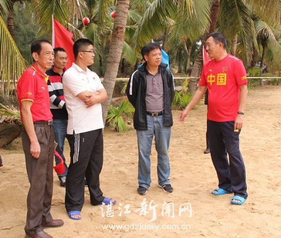 李长海总教练向苏泰然副局长汇报球队训练情况。