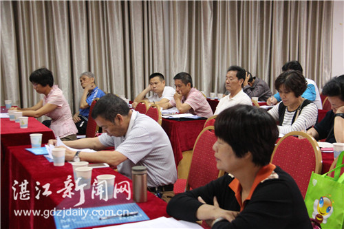 各县(市)区体育局分管老体协工作领导及老体协主席参加会议。