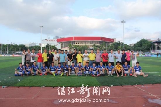 球队与市足协领导合影