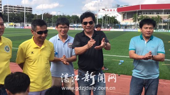 湛江市足球协会陈曙峰看望球队。