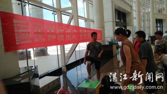 万象金沙湾商场为我市市民开展国民体质监测及健康咨询服务工作,罗主任亲自示范动作。