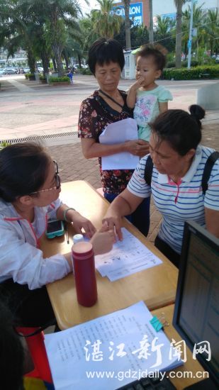 市民仔细向麻博士咨询。