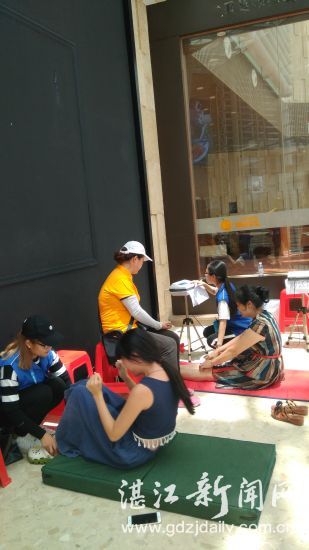 市民在工作人员的指导下测试