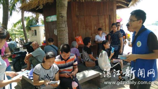 暑期社会实践的大学生们为市民派送宣传小册子,热情洋溢地为市民介绍国民体质测试的含义、内容及目的意义,帮助市民了解体质监测的重要性及运动健身的科学性。