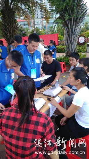 暑期社会实践的大学生们为市民讲解填表内容。