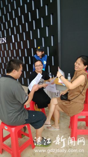 来自广东海洋大学体育与休闲学院的运动科学专业麻晓鸽博士为每位测试者答疑解惑,开据合适本人的运动处方、膳食良方,深受广大市民的欢迎。