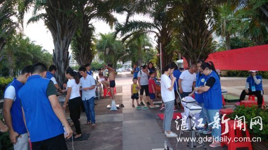 顶着炎炎烈日,在金沙湾广场测试现场