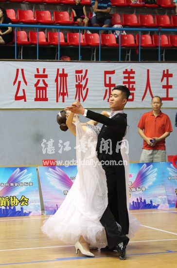 我市选手郭志豪汪雯获获得公开标准舞A组、C组两项冠军;